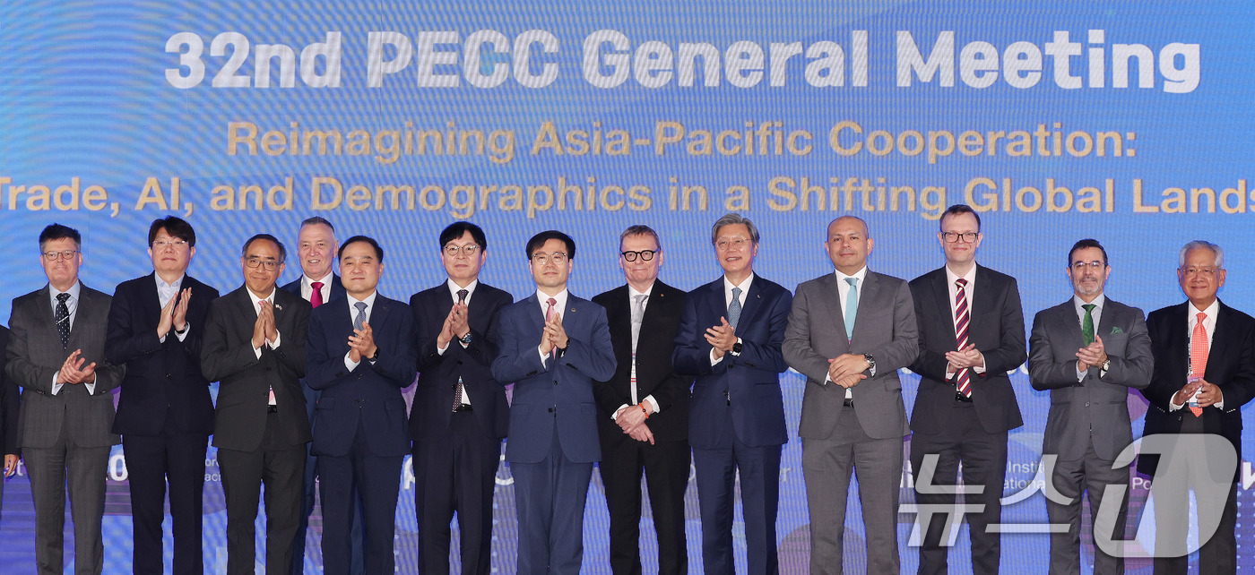 (서울=뉴스1) 박지혜 기자 = 12일 서울 여의도 FKI타워에서 한국경인협회와 대외경제정책연구원(KIEP) 공동 주최로 열린 '제32차 태평양경제협력위원회'(PECC) 총회에서 …