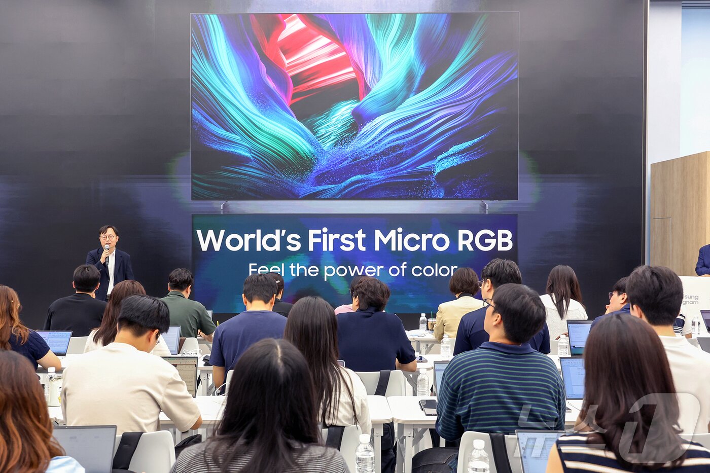 본문 이미지 - 이종포 삼성전자 영상디스플레이사업부 개발팀 상무가 12일 오전 서울 서초구 삼성 강남 전시장에서 마이크로 RGB TV의 기능과 특징을 소개하고 있다. 마이크로 RGB TV는 115형 대화면에 초미세 단위 마이크로 RGB 컬러 백라이트를 적용한 것이 특징으로, 빨강·초록·파랑 색상을 각각 독립적으로 정밀 제어할 수 있다. 2025.8.12/뉴스1 ⓒ News1 민경석 기자