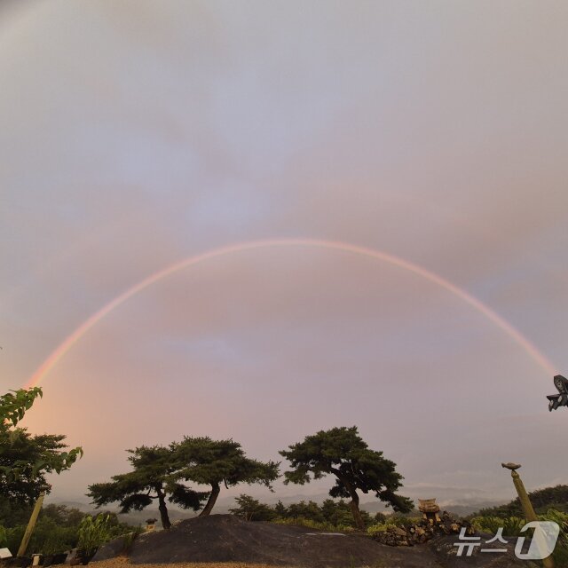 본문 이미지 - 11일 오후 7시쯤 문경시 호계면 봉천사에서 촬영한 무지개 모습. (지정 주지스님 제공. 재판매 및 DB 금지)2025.8.12/뉴스1