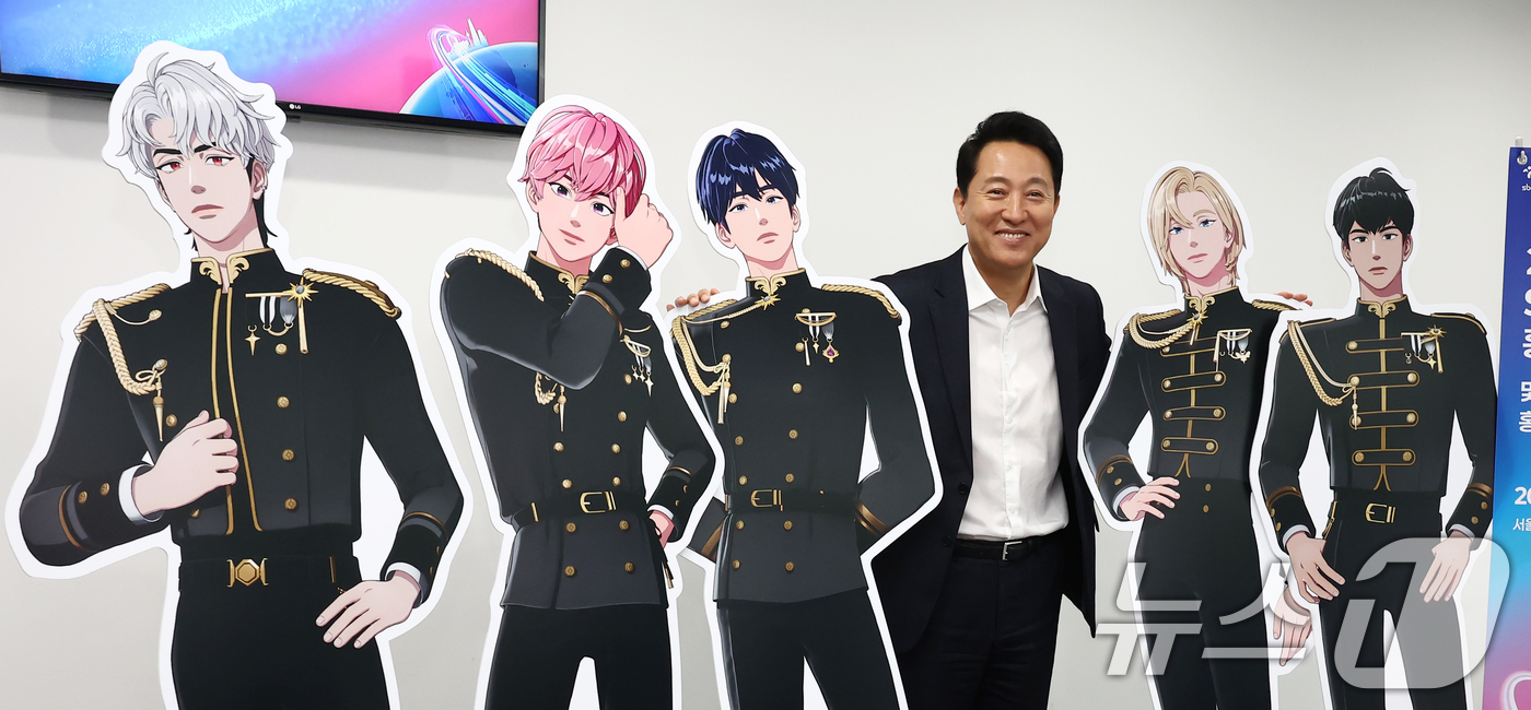 (서울=뉴스1) 김민지 기자 = 오세훈 서울시장이 12일 서울 중구 서울시청에서 열린 '버추얼 아이돌 플레이브 스타트업 서울 홍보대사 및 트라이 에브리씽 홍보단 위촉식에서 버추얼 …