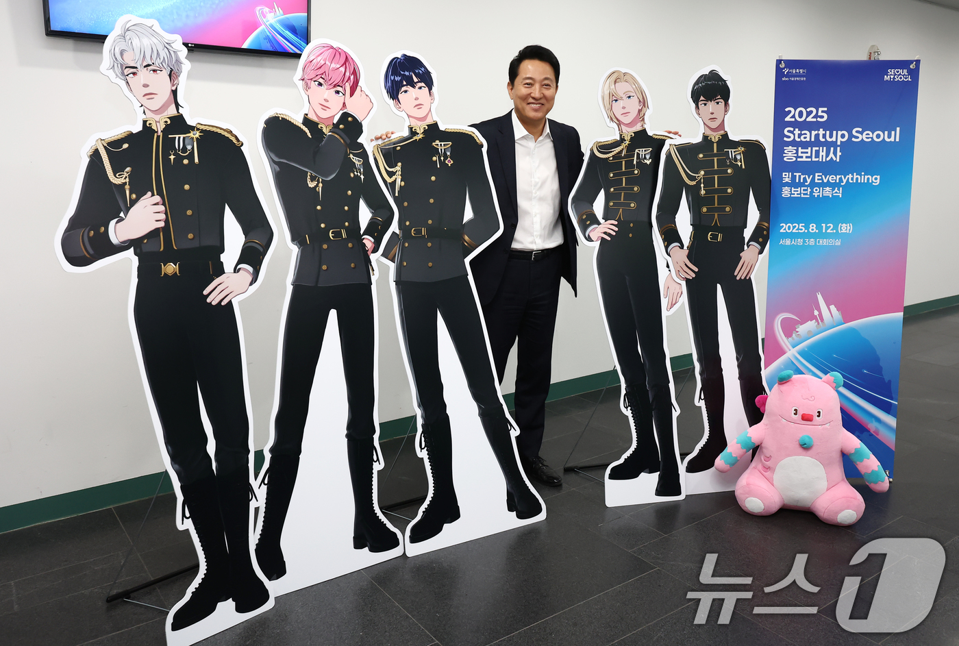 (서울=뉴스1) 김민지 기자 = 오세훈 서울시장이 12일 서울 중구 서울시청에서 열린 '버추얼 아이돌 플레이브 스타트업 서울 홍보대사 및 트라이 에브리씽 홍보단 위촉식에 앞서 버추 …