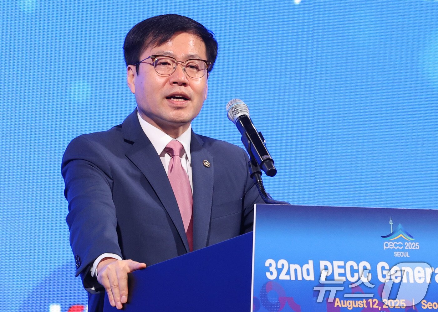 본문 이미지 - 여한구 산업통상자원부 통상교섭본부장이 12일 서울 여의도 FKI타워에서 한국경인협회와 대외경제정책연구원&#40;KIEP&#41; 공동 주최로 열린 &#39;제32차 태평양경제협력위원회&#39;&#40;PECC&#41; 총회에서 기조연설을 하고 있다. 2025.8.12/뉴스1 ⓒ News1 박지혜 기자