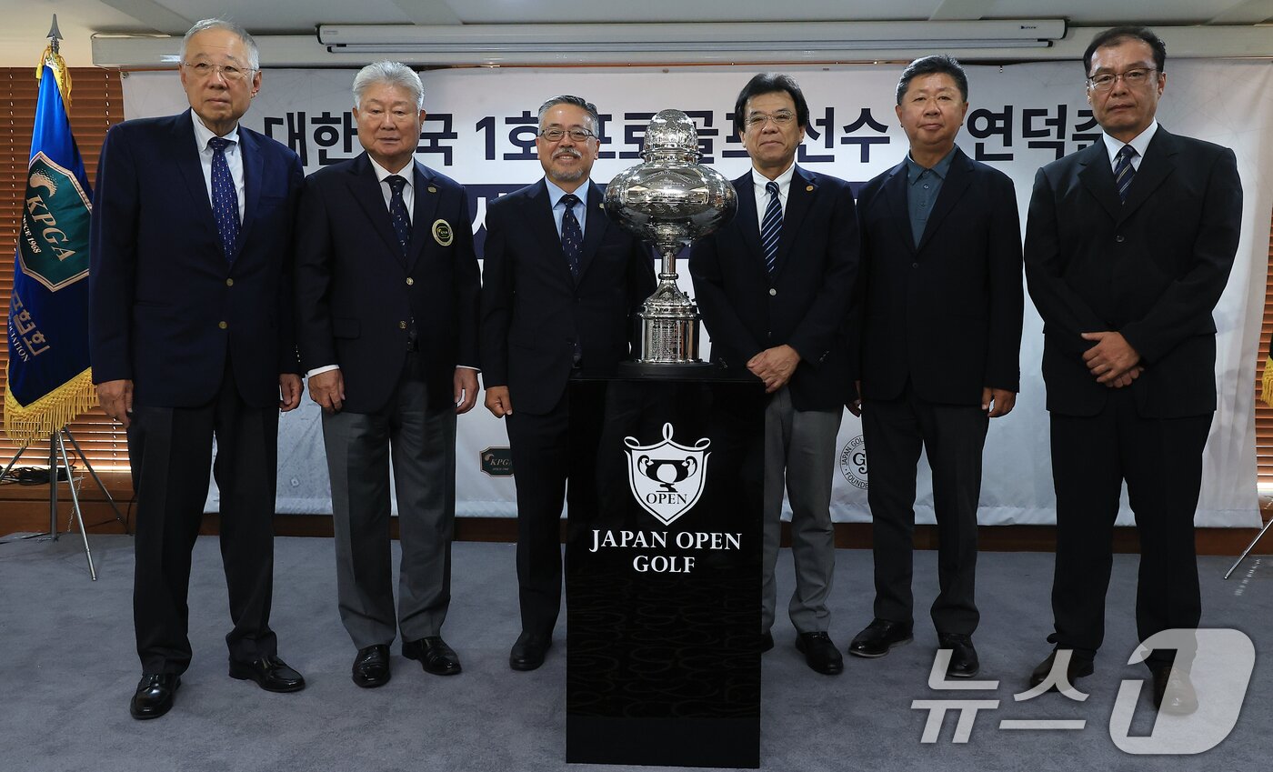 본문 이미지 - 12일 오전 서울 중구 태평로 한국프레스센터 서울클럽홀에서 열린 대한민국 1호 프로골프 선수 고 연덕춘 고문 일본오픈 트로피 복원 기념식에서 류진 풍산그룹 회장&#40;왼쪽부터&#41;과 문홍식 KPGA 고문, 김원섭 KPGA 회장, 야마나카 히로시 일본골프협회&#40;JGA&#41; 최고 운영 책임자, 강형모 KGA 회장, 고 연덕춘 고문의 이손 문성욱 KPGA 프로가 기념 촬영을 하고 있다. 2025.8.12/뉴스1 ⓒ News1 박정호 기자