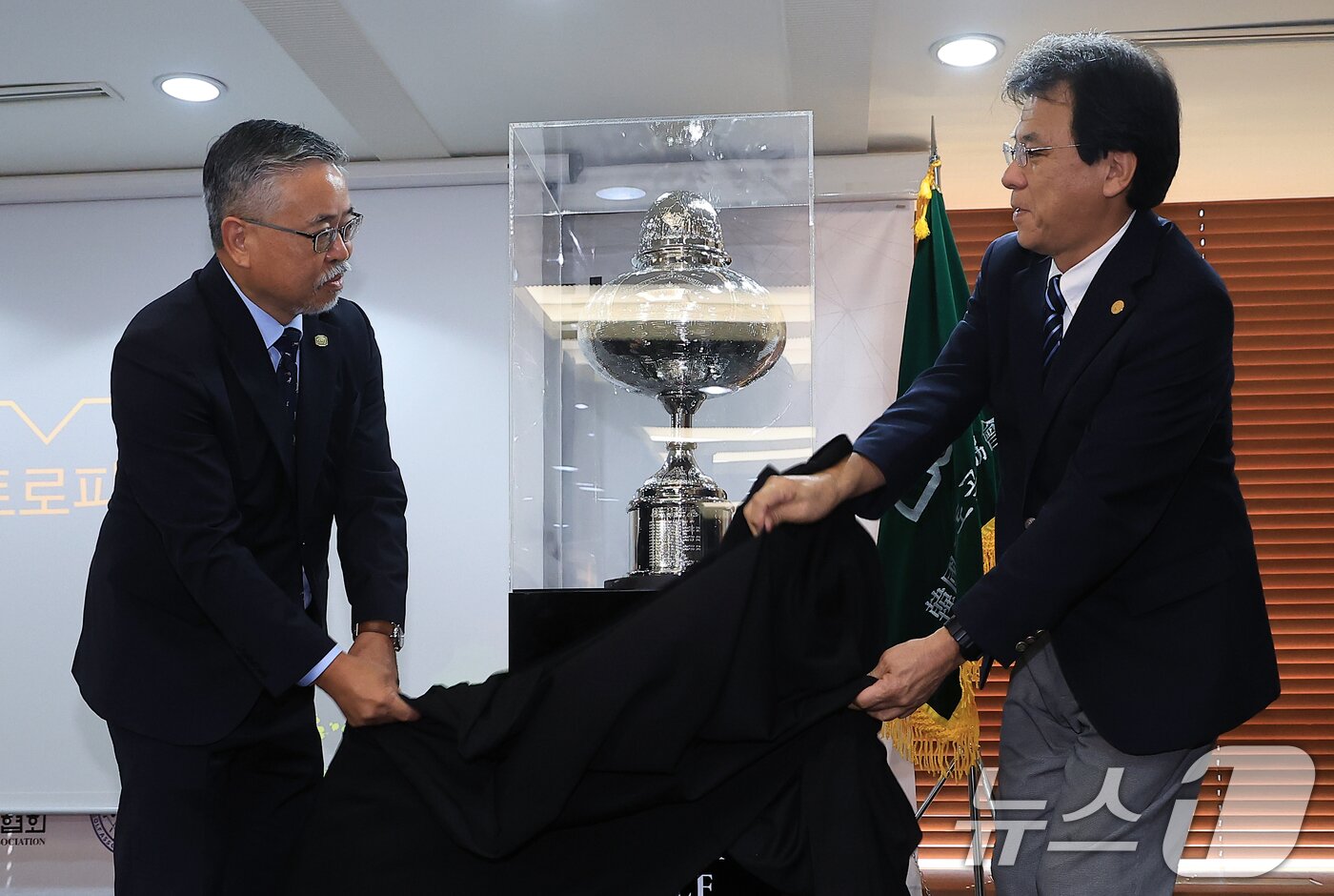 본문 이미지 - 김원섭 KPGA 회장&#40;왼쪽&#41;과 야마나카 히로시 일본골프협회&#40;JGA&#41; 최고 운영 책임자가 12일 오전 서울 중구 태평로 한국프레스센터 서울클럽홀에서 열린 대한민국 1호 프로골프 선수 고 연덕춘 고문 일본오픈 트로피 복원 기념식에서 복원 트로피를 공개하고 있다. ⓒ News1 박정호 기자