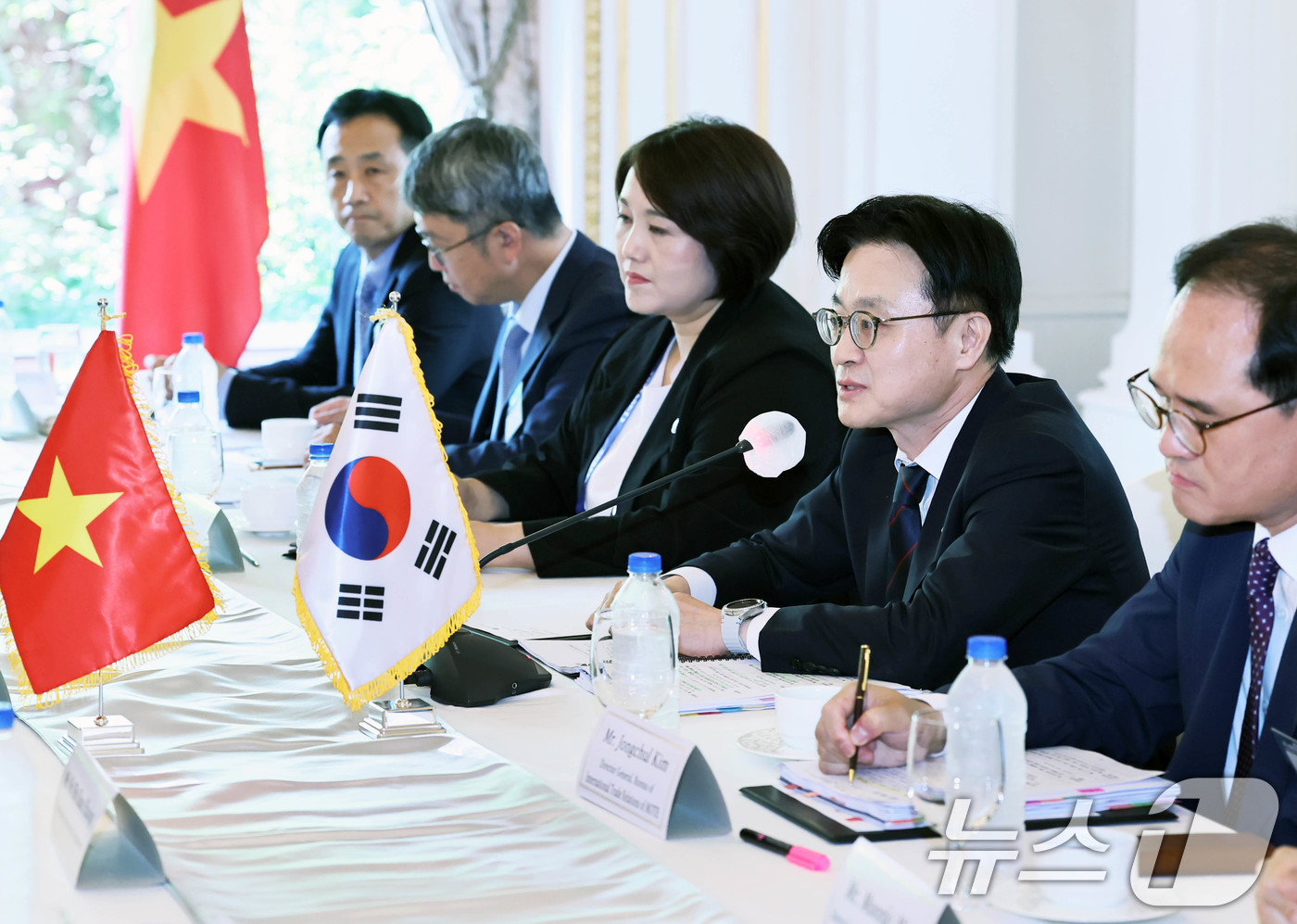 (서울=뉴스1) = 김정관 산업통상자원부 장관이 11일 서울 중구 소공동 롯데호텔에서 응우옌 반 탕 베트남 재무부 장관과 면담을 갖고 한-베트남 양국간 투자협력 확대 방안 등을 논 …