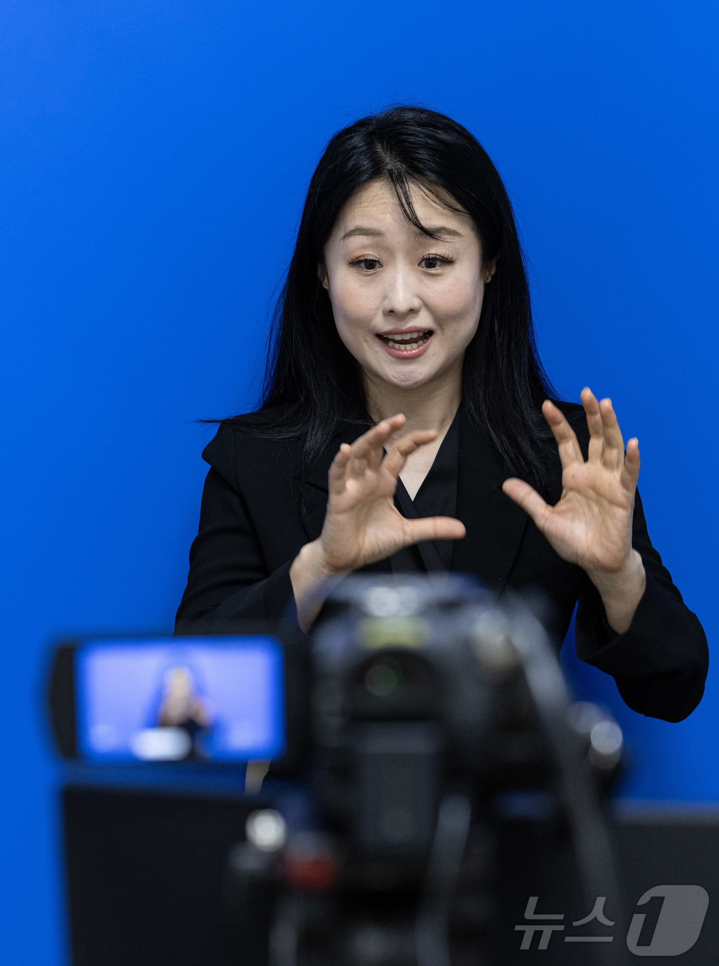 (서울=뉴스1) 이재명 기자 = 12일 서울 용산 대통령실 청사에서 수어통역사가 강유정 대변인의 한미 정상회담 개최 관련 브리핑을 수어통역을 하고 있다.대통령실은 청각·언어장애인들 …