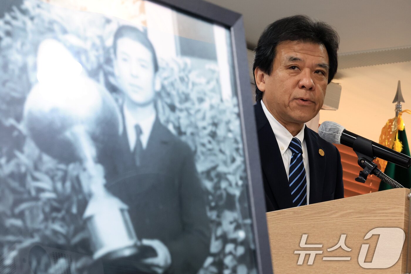 본문 이미지 - 야마나카 히로시 일본골프협회&#40;JGA&#41; 최고 운영 책임자가 12일 오전 서울 중구 태평로 한국프레스센터 서울클럽홀에서 열린 대한민국 1호 프로골프 선수 고 연덕춘 고문 일본오픈 트로피 복원 기념식에서 축사를 하고 있다. 2025.8.12/뉴스1 ⓒ News1 박정호 기자