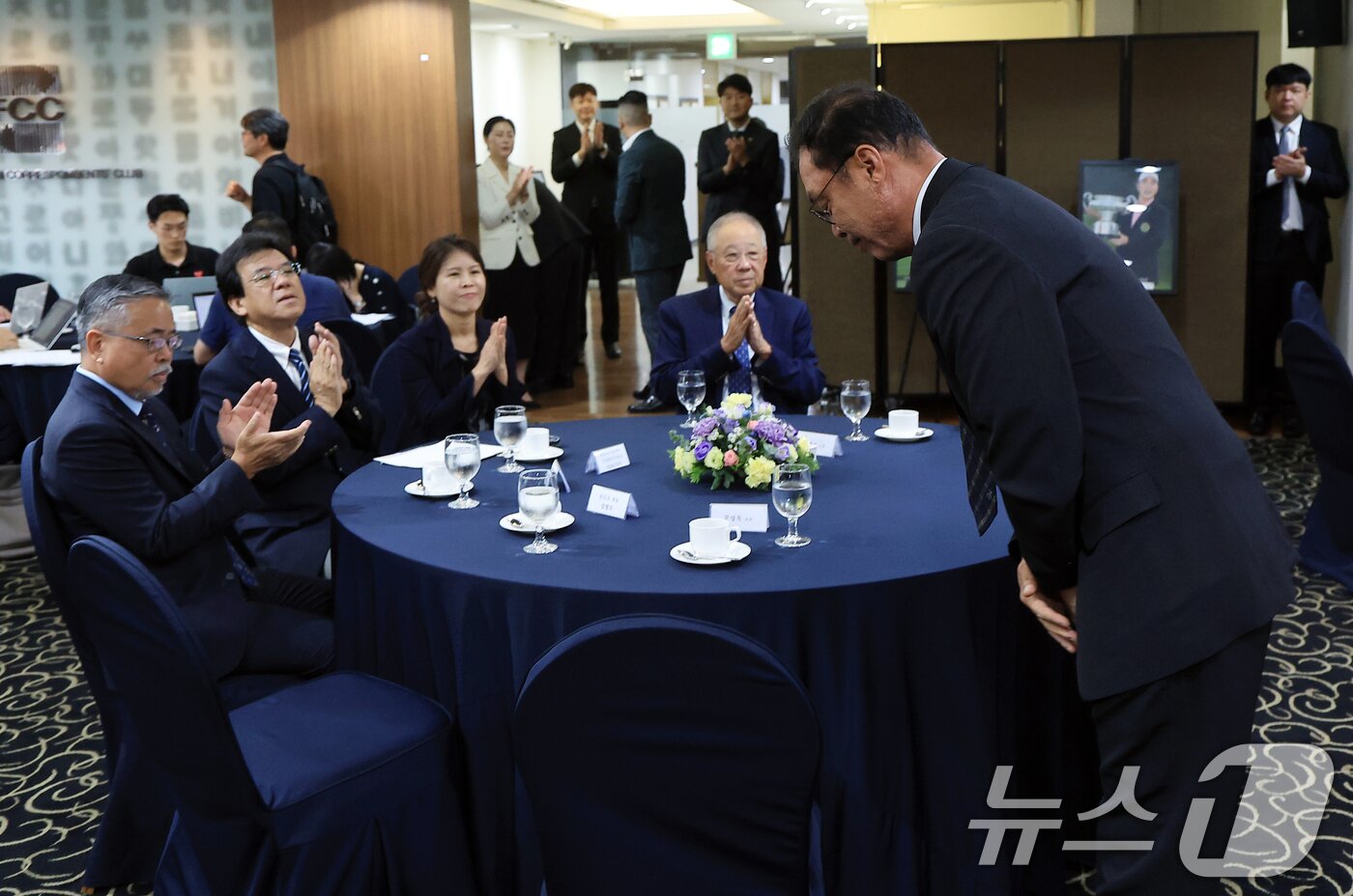 본문 이미지 - 고 연덕춘 고문의 이손 문성욱 KPGA 프로가 12일 오전 서울 중구 태평로 한국프레스센터 서울클럽홀에서 열린 대한민국 1호 프로골프 선수 고 연덕춘 고문 일본오픈 트로피 복원 기념식에서 인사를 하고 있다. 2025.8.12/뉴스1 ⓒ News1 박정호 기자
