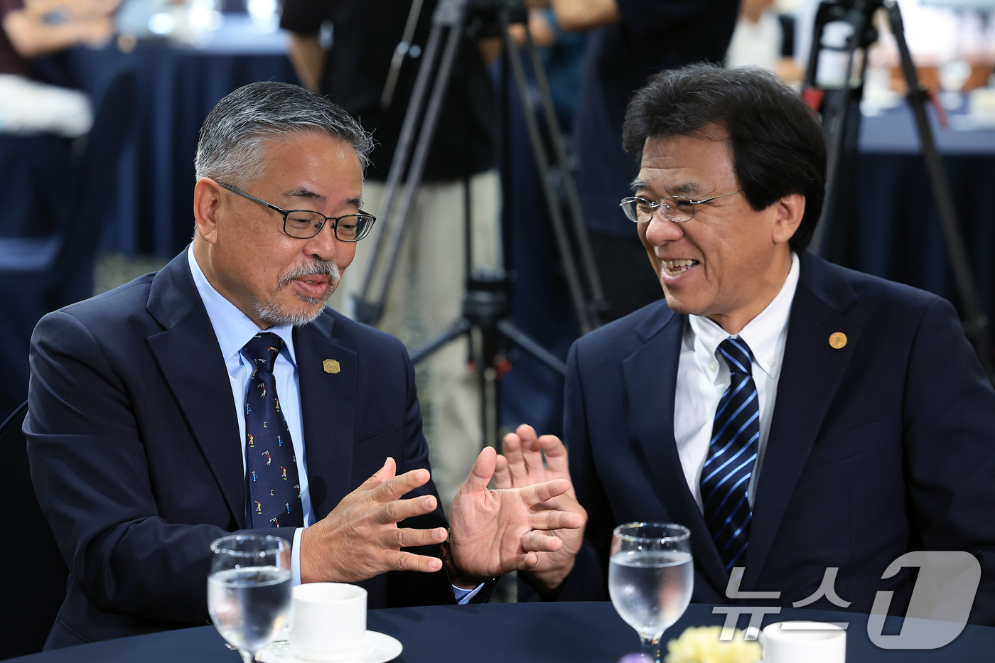 (서울=뉴스1) 박정호 기자 = 김원섭 KPGA 회장(왼쪽)과 야마나카 히로시 일본골프협회(JGA) 최고 운영 책임자가 12일 오전 서울 중구 태평로 한국프레스센터 서울클럽홀에서 …