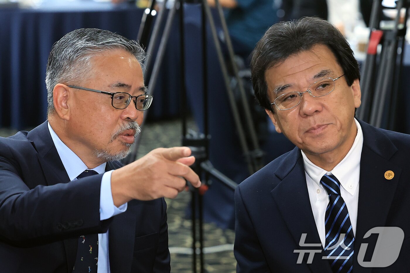 본문 이미지 - 김원섭 KPGA 회장&#40;왼쪽&#41;과 야마나카 히로시 일본골프협회&#40;JGA&#41; 최고 운영 책임자가 12일 오전 서울 중구 태평로 한국프레스센터 서울클럽홀에서 열린 대한민국 1호 프로골프 선수 고 연덕춘 고문 일본오픈 트로피 복원 기념식에서 대화를 나누고 있다. 2025.8.12/뉴스1 ⓒ News1 박정호 기자