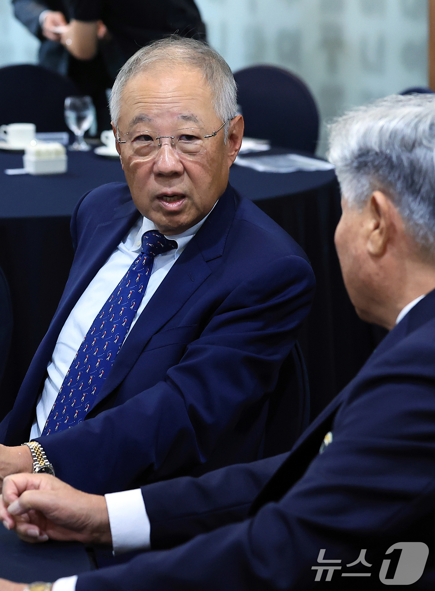 (서울=뉴스1) 박정호 기자 = 류진 풍산그룹 회장(왼쪽)이 12일 오전 서울 중구 태평로 한국프레스센터 서울클럽홀에서 열린 대한민국 1호 프로골프 선수 고 연덕춘 고문 일본오픈 …