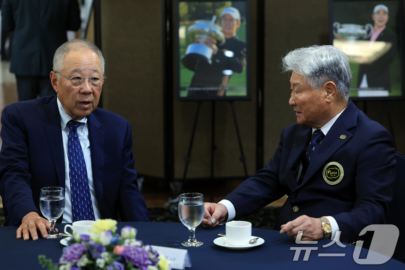 (서울=뉴스1) 박정호 기자 = 류진 풍산그룹 회장(왼쪽)이 12일 오전 서울 중구 태평로 한국프레스센터 서울클럽홀에서 열린 대한민국 1호 프로골프 선수 고 연덕춘 고문 일본오픈 …