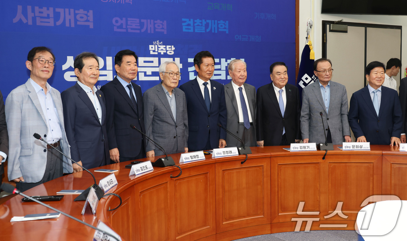 (서울=뉴스1) 이광호 기자 = 정청래 더불어민주당 대표가 12일 오전 서울 여의도 국회에서 열린 상임고문단 간담회에서 참석자들과 기념촬영을 하고 있다.왼쪽부터 이용득, 정세균, …