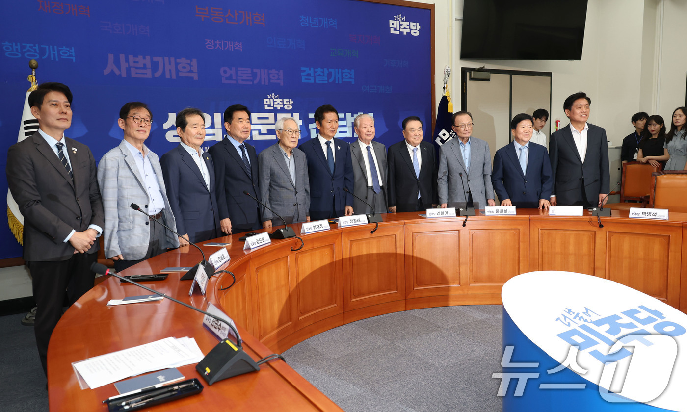 (서울=뉴스1) 이광호 기자 = 정청래 더불어민주당 대표가 12일 오전 서울 여의도 국회에서 열린 상임고문단 간담회에서 참석자들과 기념촬영을 하고 있다.왼쪽부터 한민수 당대표 비서 …