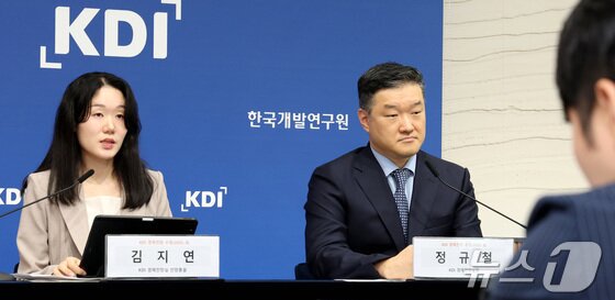 본문 이미지 - 정규철 KDI 경제전망실장, 김지연 KDI 전망총괄이 12일 세종시 정부세종청사에서 8월 경제전망 수정을 발표하고 있다. 우리 경제는 2025년 건설투자 부진에 주로 기인하여 0.8%의 낮은 성장률을 기록한 후, 2026년에는 수출 부진에도 불구하고 내수가 완만하게 회복되면서 1.6% 성장할 전망이라고 밝혔다. 2025.8.12/뉴스1 ⓒ News1 김기남 기자