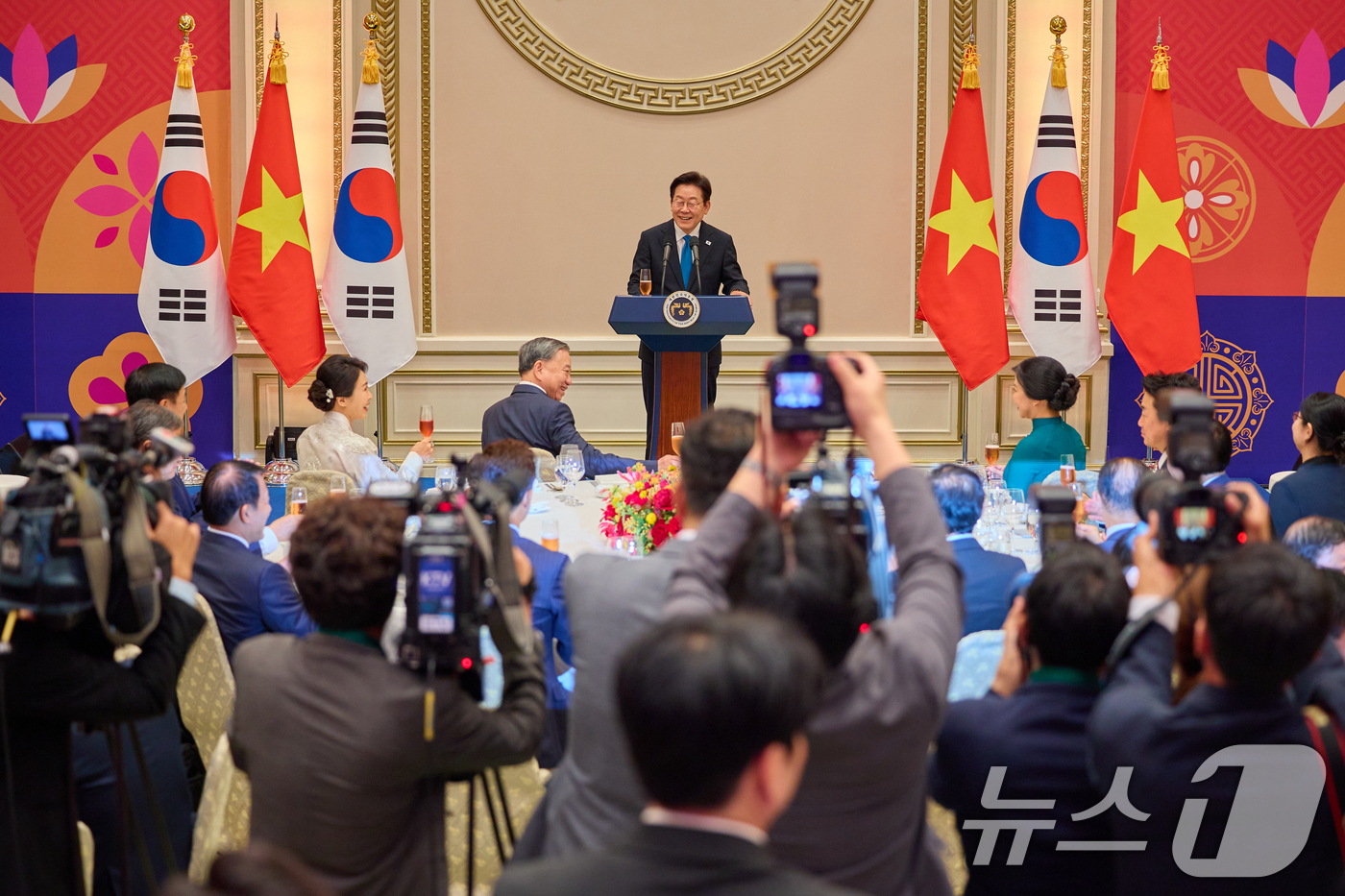 (서울=뉴스1) 허경 기자 = 이재명 대통령이 지난 11일 청와대 영빈관에서 열린 한·베트남 공식 만찬에서 건배사를 하고 있다. (이재명 대통령 SNS. 재판매 및 DB금지) 20 …