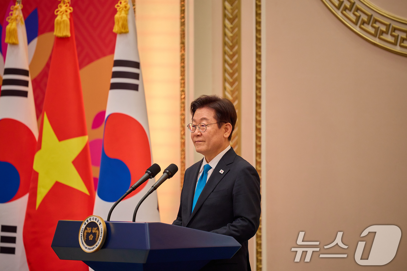 (서울=뉴스1) 허경 기자 = 이재명 대통령이 지난 11일 청와대 영빈관에서 열린 한·베트남 공식 만찬에서 건배사를 하고 있다. (이재명 대통령 SNS. 재판매 및 DB금지) 20 …