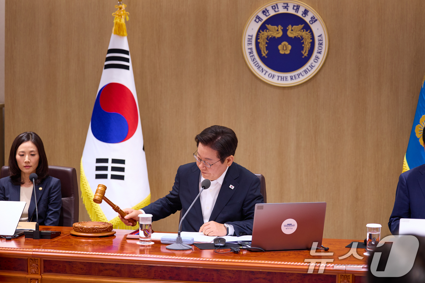 (서울=뉴스1) 허경 기자 = 이재명 대통령이 지난 11일 서울 용산 대통령실 청사에서 열린 국무회의에서 의사봉을 두드리며 개회 선언을 하고 있다. (이재명 대통령 SNS. 재판매 …