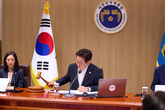 李대통령 "후진적인 산재공화국 뜯어고쳐야…필요하면 법 개정"