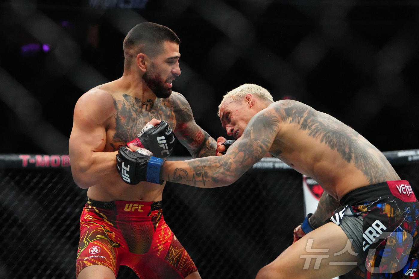 (라스베이거스 로이터=뉴스1) 윤다정 기자 = 6월 28일(현지시간) 미국 네바다주 라스베이거스 T-모바일 아레나에서 열린 UFC 317에서 일리야 토푸리아(왼쪽)가 에서 찰스 올 …