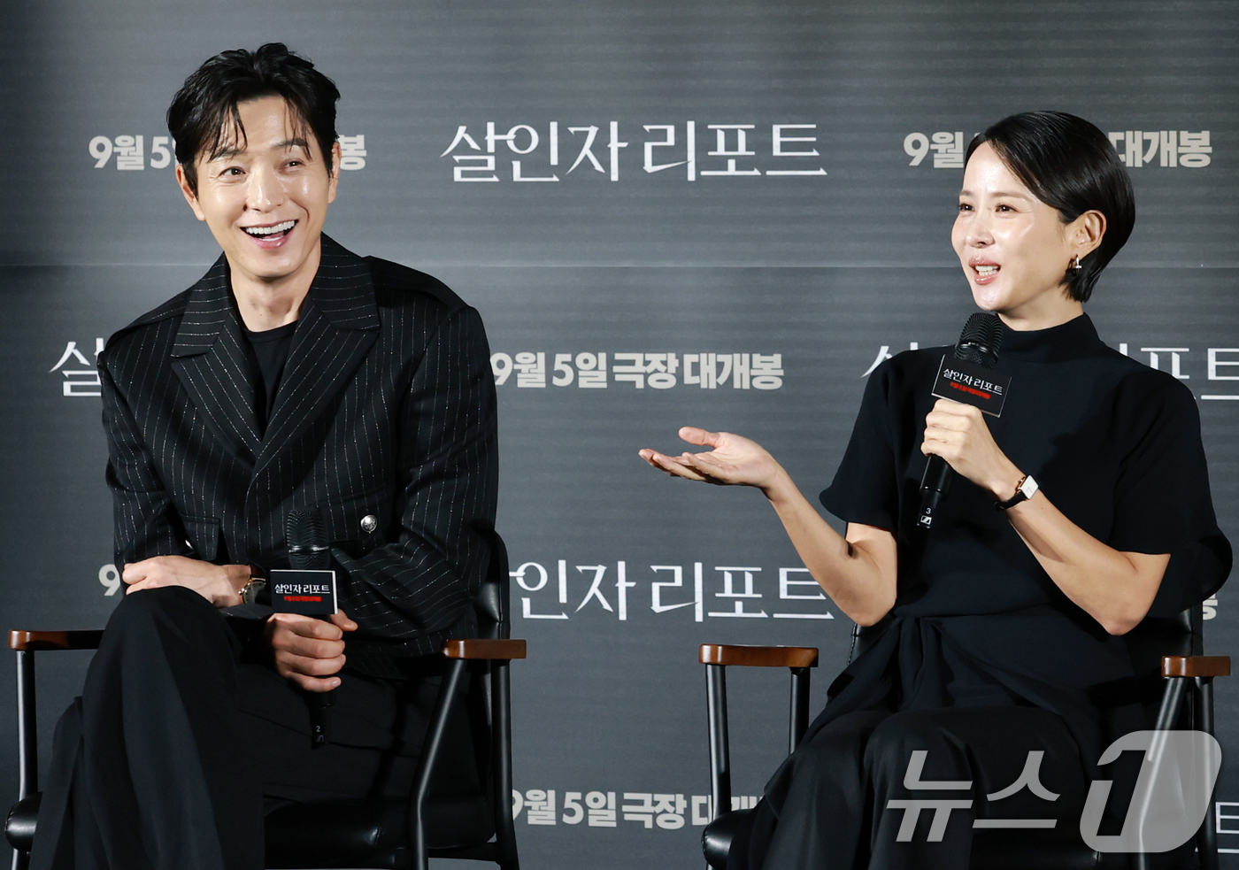 (서울=뉴스1) 권현진 기자 = 배우 조여정(오른쪽)이 12일 서울 용산구 CGV용산아이파크몰에서 열린 영화 '살인자 리포트(감독 조영준)' 제작보고회에 참석해 정성일과의 호흡에 …