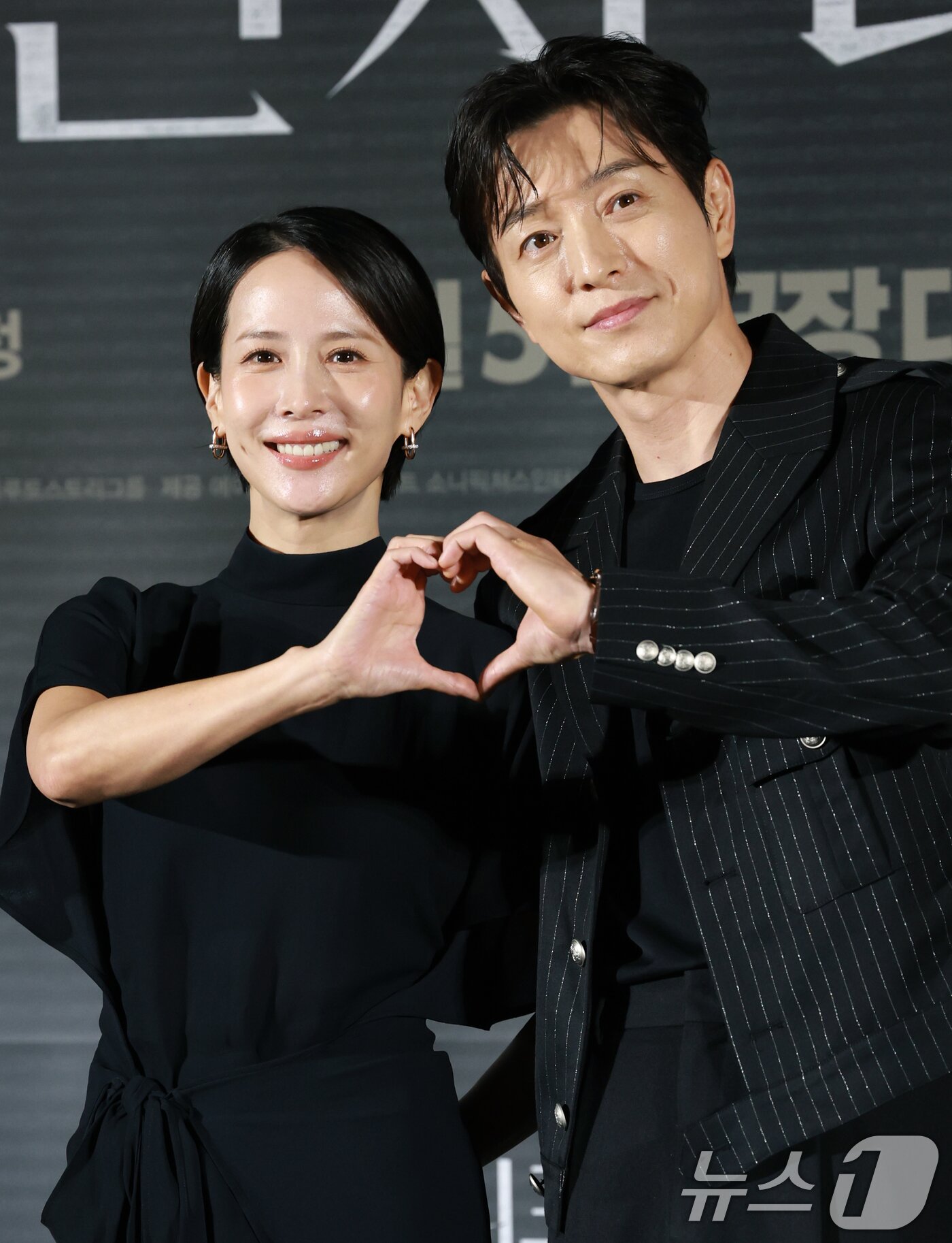 본문 이미지 - 배우 조여정과 정성일(오른쪽)이 12일 서울 용산구 CGV용산아이파크몰에서 열린 영화 '살인자 리포트‘(감독 조영준) 제작보고회에 참석해 포즈를 취하고 있다. '살인자 리포트'는 특종에 목마른 베테랑 기자 선주(조여정 분)에게 정신과 의사 영훈(정성일 분)이 연쇄살인을 고백하는 인터뷰를 요청하면서 벌어지는 이야기를 담은 작품이다. 2025.8.12/뉴스1 ⓒ News1 권현진 기자