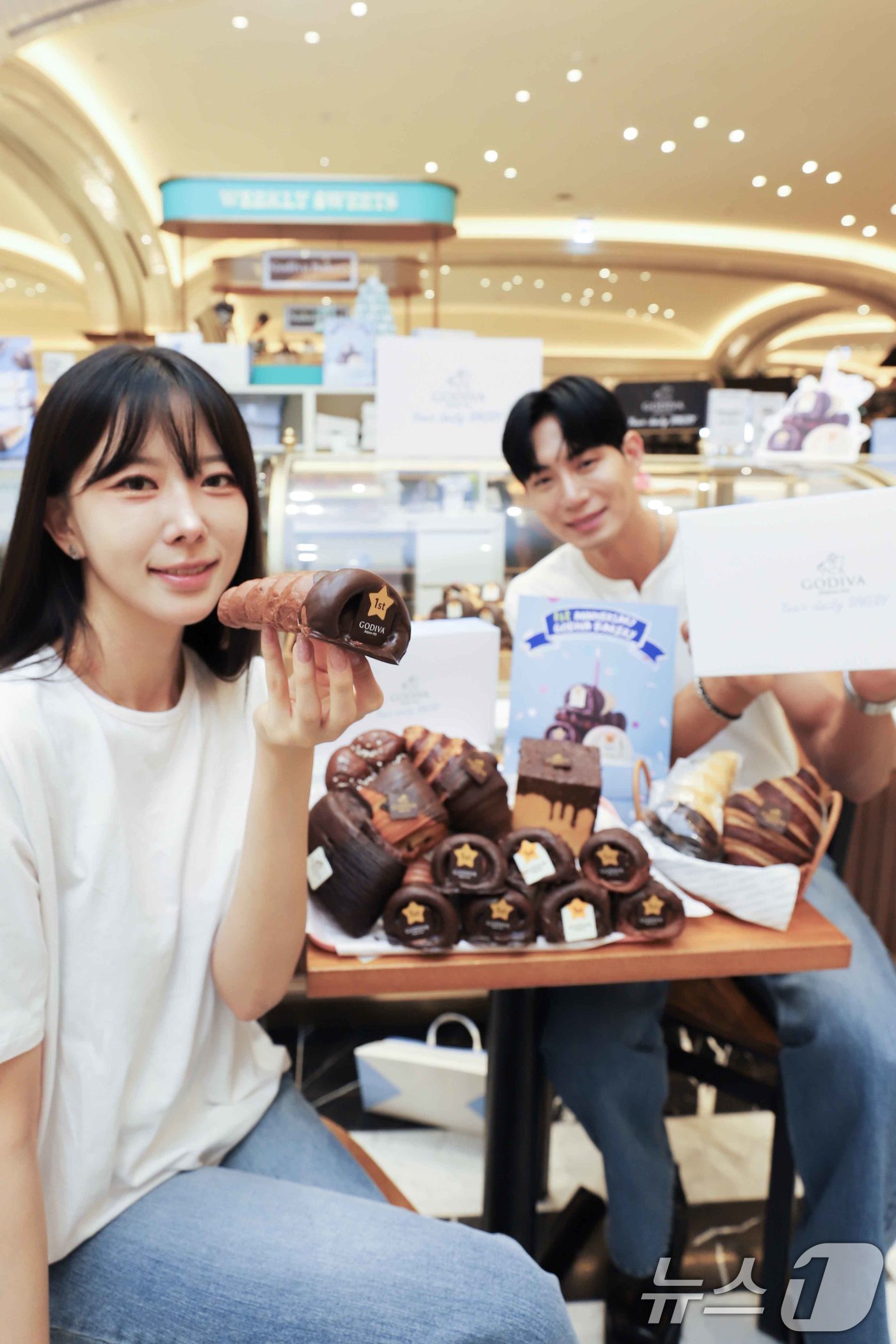 (서울=뉴스1) = 신세계백화점은 12일 벨기에 프리미엄 초콜릿 브랜드 '고디바'의 베이커리 팝업스토어를 오는 21일까지 선보인다고 밝혔다.신세계백화점 강남점 고디바 베이커리 팝업 …