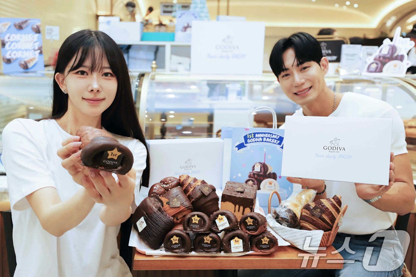 (서울=뉴스1) = 신세계백화점은 12일 벨기에 프리미엄 초콜릿 브랜드 '고디바'의 베이커리 팝업스토어를 오는 21일까지 선보인다고 밝혔다.신세계백화점 강남점 고디바 베이커리 팝업 …