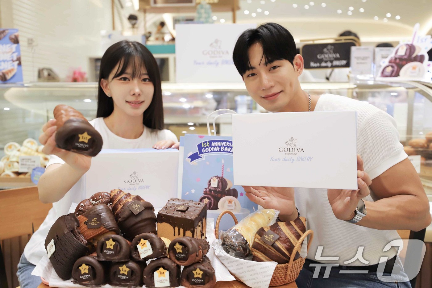 (서울=뉴스1) = 신세계백화점은 12일 벨기에 프리미엄 초콜릿 브랜드 '고디바'의 베이커리 팝업스토어를 오는 21일까지 선보인다고 밝혔다.신세계백화점 강남점 고디바 베이커리 팝업 …