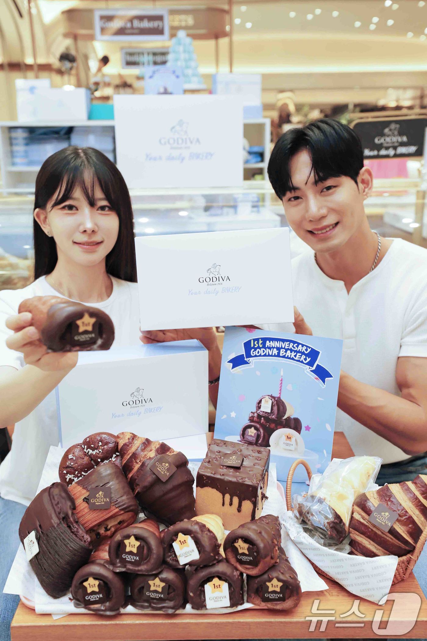 (서울=뉴스1) = 신세계백화점은 12일 벨기에 프리미엄 초콜릿 브랜드 '고디바'의 베이커리 팝업스토어를 오는 21일까지 선보인다고 밝혔다.신세계백화점 강남점 고디바 베이커리 팝업 …