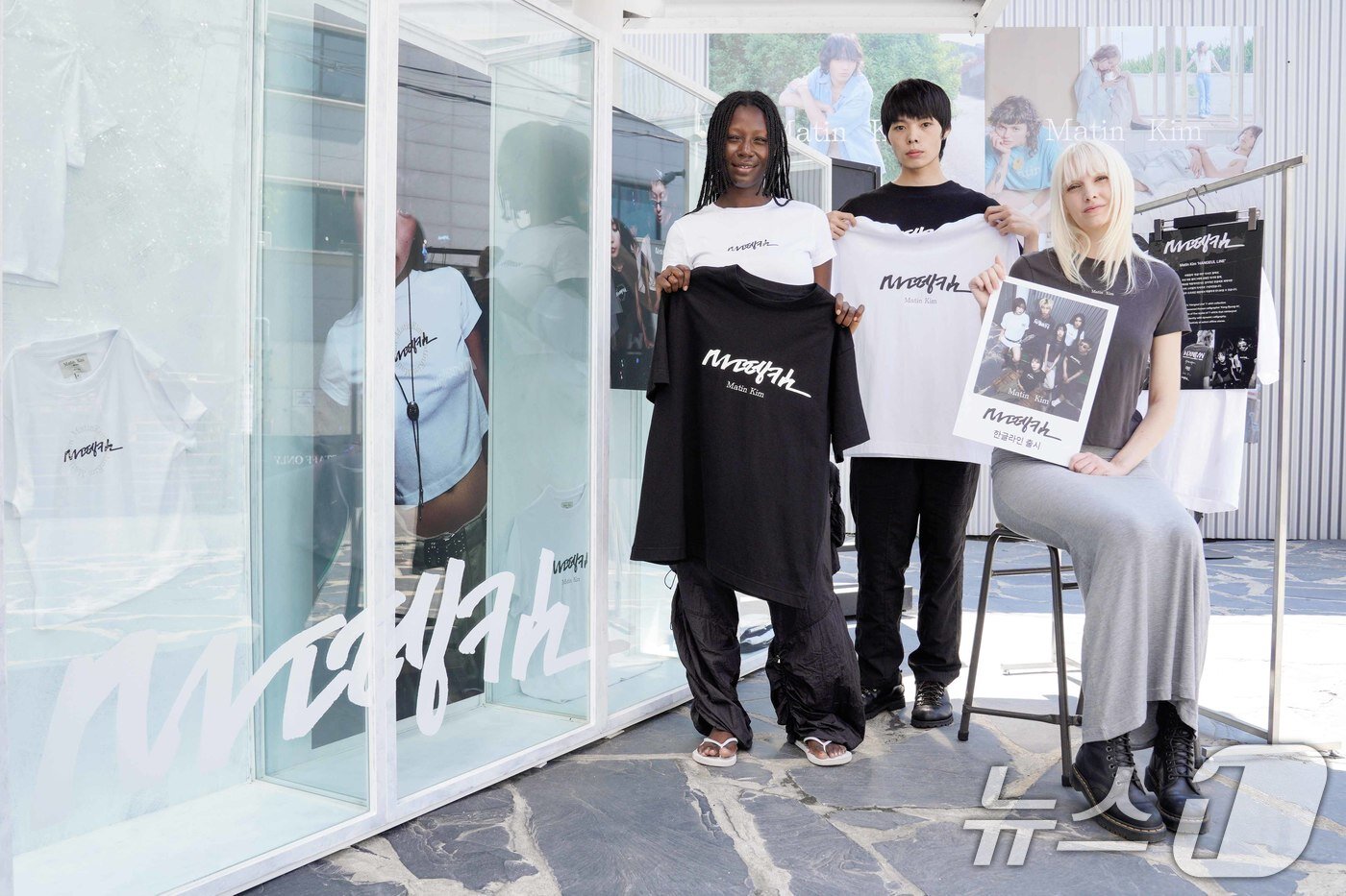 본문 이미지 - 외국인 모델들이 한글라인으로 새롭게 출시된 마뗑킴 티셔츠를 소개하고 있다. (하고하우스 제공. 재판매 및 DB 금지) 2025.8.12/뉴스1