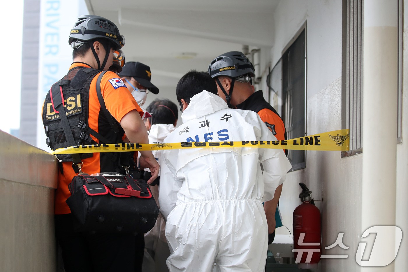 (대구=뉴스1) 공정식 기자 = 12일 오전 국립과학수사연구원(국과수), 경찰, 소방 관계자들이 대구 동구 신천동 한 아파트에서 일가족 3명이 숨진 화재와 관련 합동감식을 벌이고 …