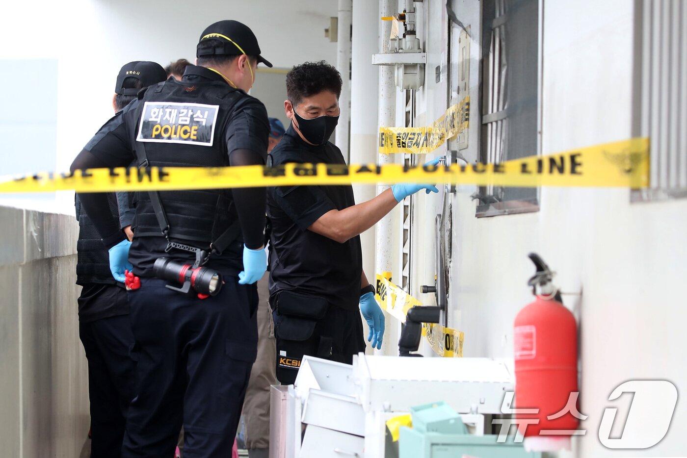 본문 이미지 - 지난 12일 오전 국립과학수사연구원, 경찰, 소방 관계자들이 대구 동구 신천동의 한 아파트에서 일가족 3명이 숨진 화재와 관련, 합동감식을 벌였다. 2025.8.12/뉴스1 ⓒ News1 공정식 기자