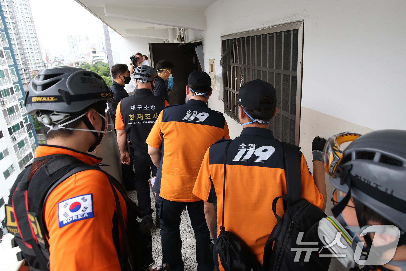 (대구=뉴스1) 공정식 기자 = 12일 오전 국립과학수사연구원(국과수), 경찰, 소방 관계자들이 대구 동구 신천동 한 아파트에서 일가족 3명이 숨진 화재와 관련 합동감식을 벌이고 …