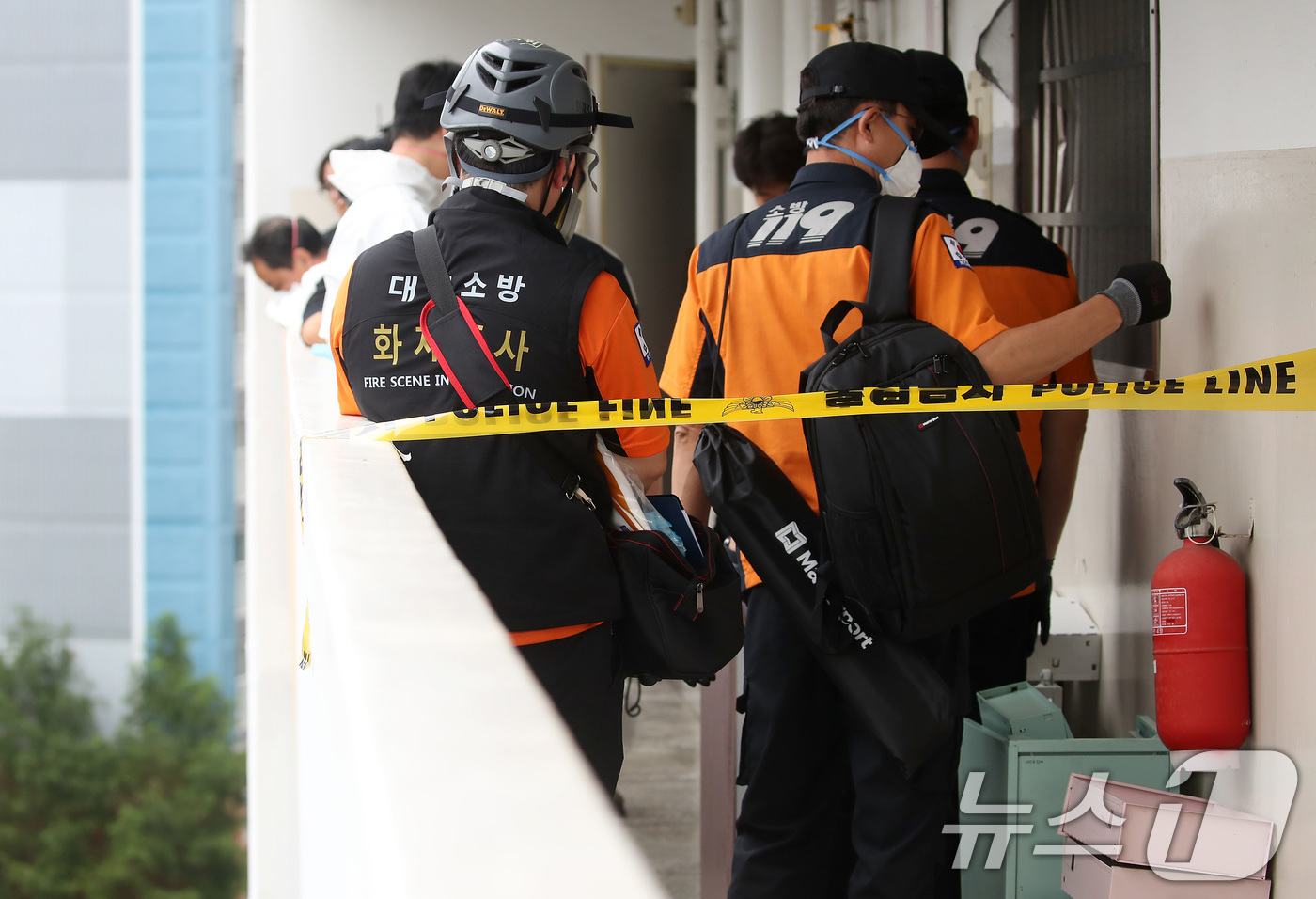 (대구=뉴스1) 공정식 기자 = 12일 오전 국립과학수사연구원(국과수), 경찰, 소방 관계자들이 대구 동구 신천동 한 아파트에서 일가족 3명이 숨진 화재와 관련 합동감식을 벌이고 …