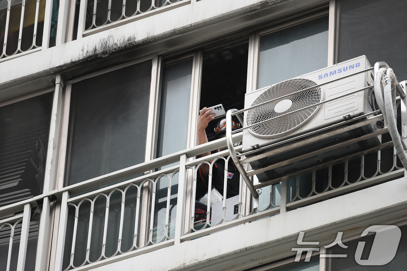 (대구=뉴스1) 공정식 기자 = 12일 오전 국립과학수사연구원(국과수), 경찰, 소방 관계자들이 대구 동구 신천동 한 아파트에서 일가족 3명이 숨진 화재와 관련 합동감식을 벌이고 …