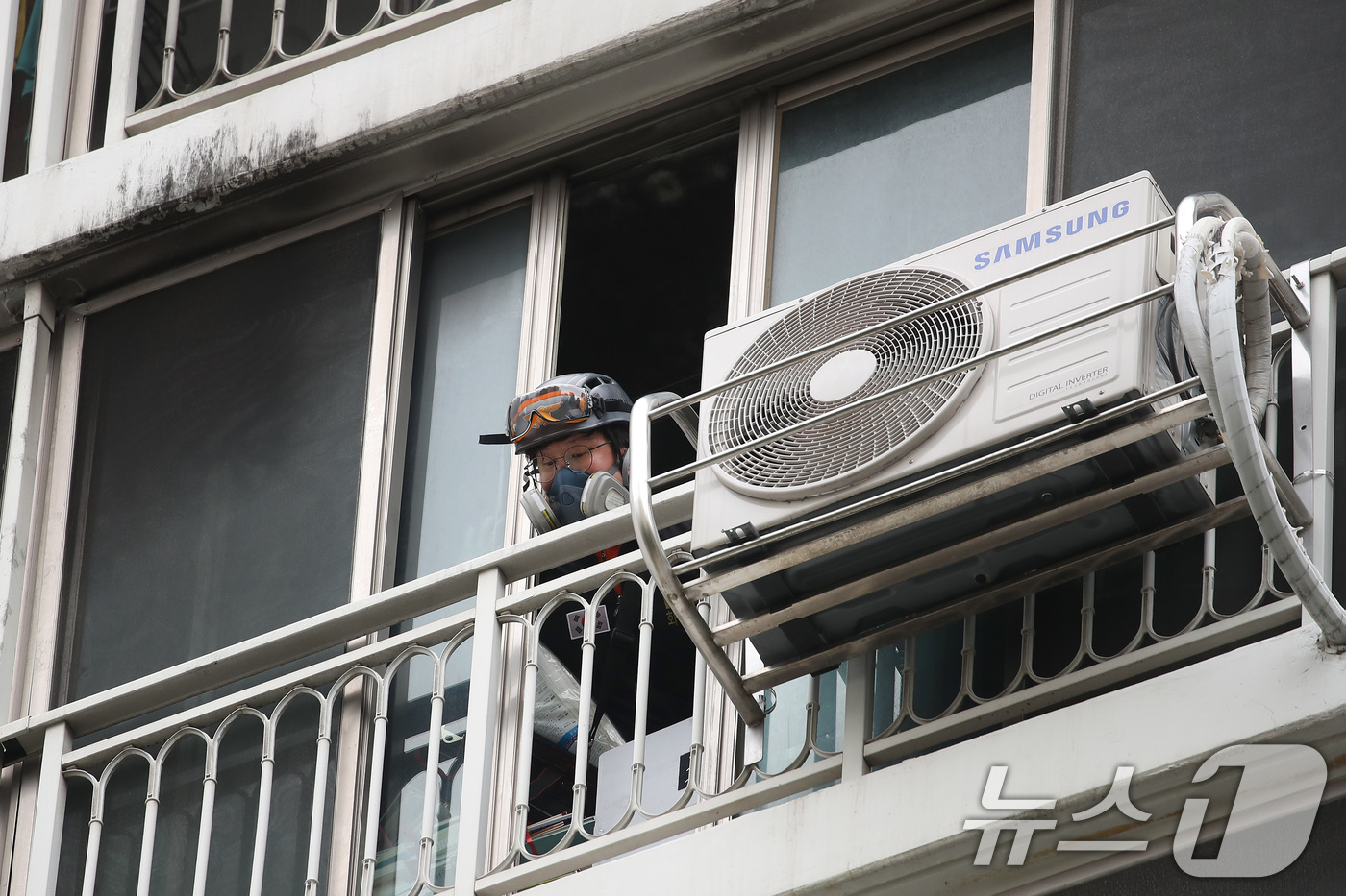 (대구=뉴스1) 공정식 기자 = 12일 오전 국립과학수사연구원(국과수), 경찰, 소방 관계자들이 대구 동구 신천동 한 아파트에서 일가족 3명이 숨진 화재와 관련 합동감식을 벌이고 …