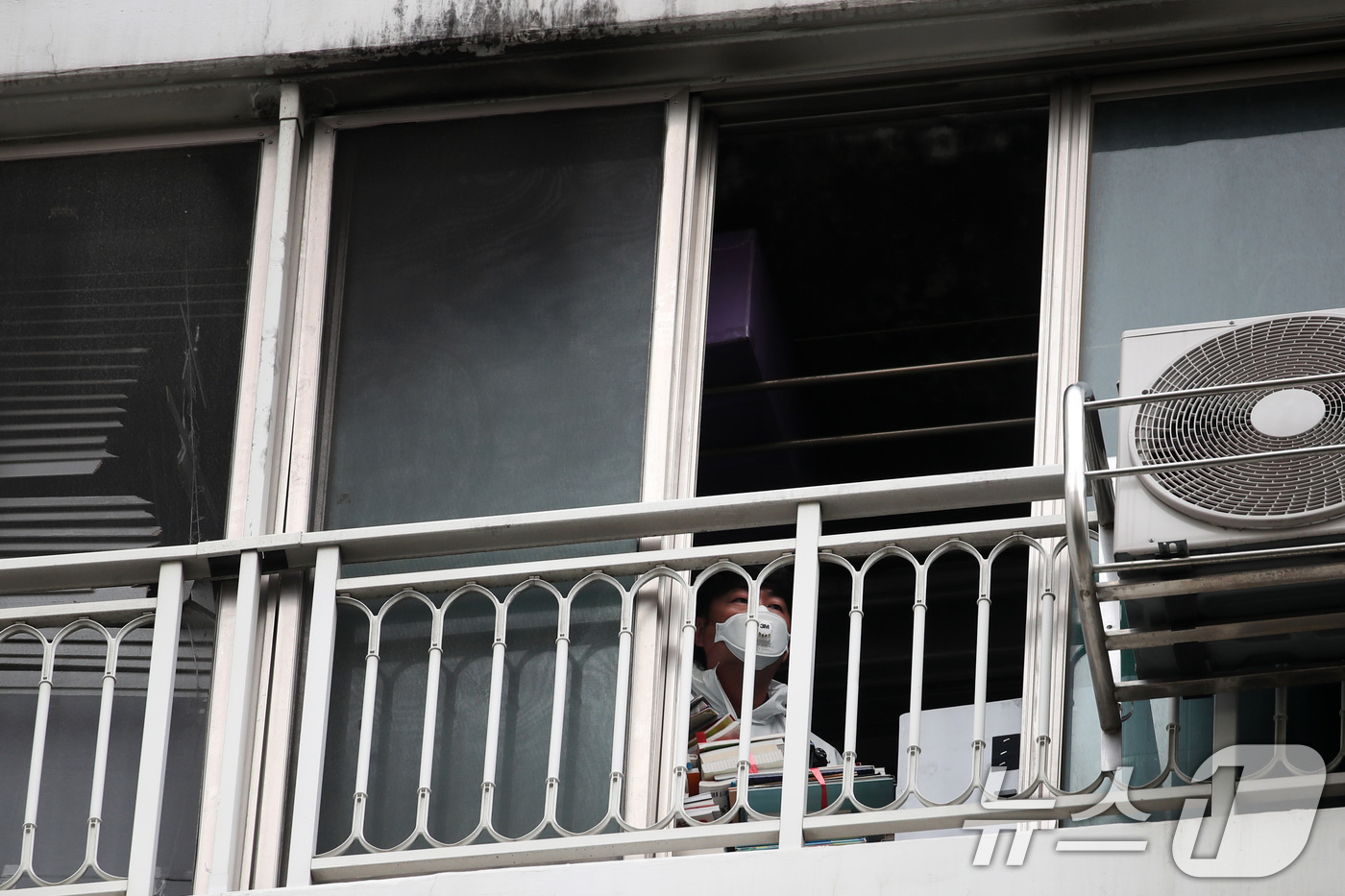 (대구=뉴스1) 공정식 기자 = 12일 오전 국립과학수사연구원(국과수), 경찰, 소방 관계자들이 대구 동구 신천동 한 아파트에서 일가족 3명이 숨진 화재와 관련 합동감식을 벌이고 …