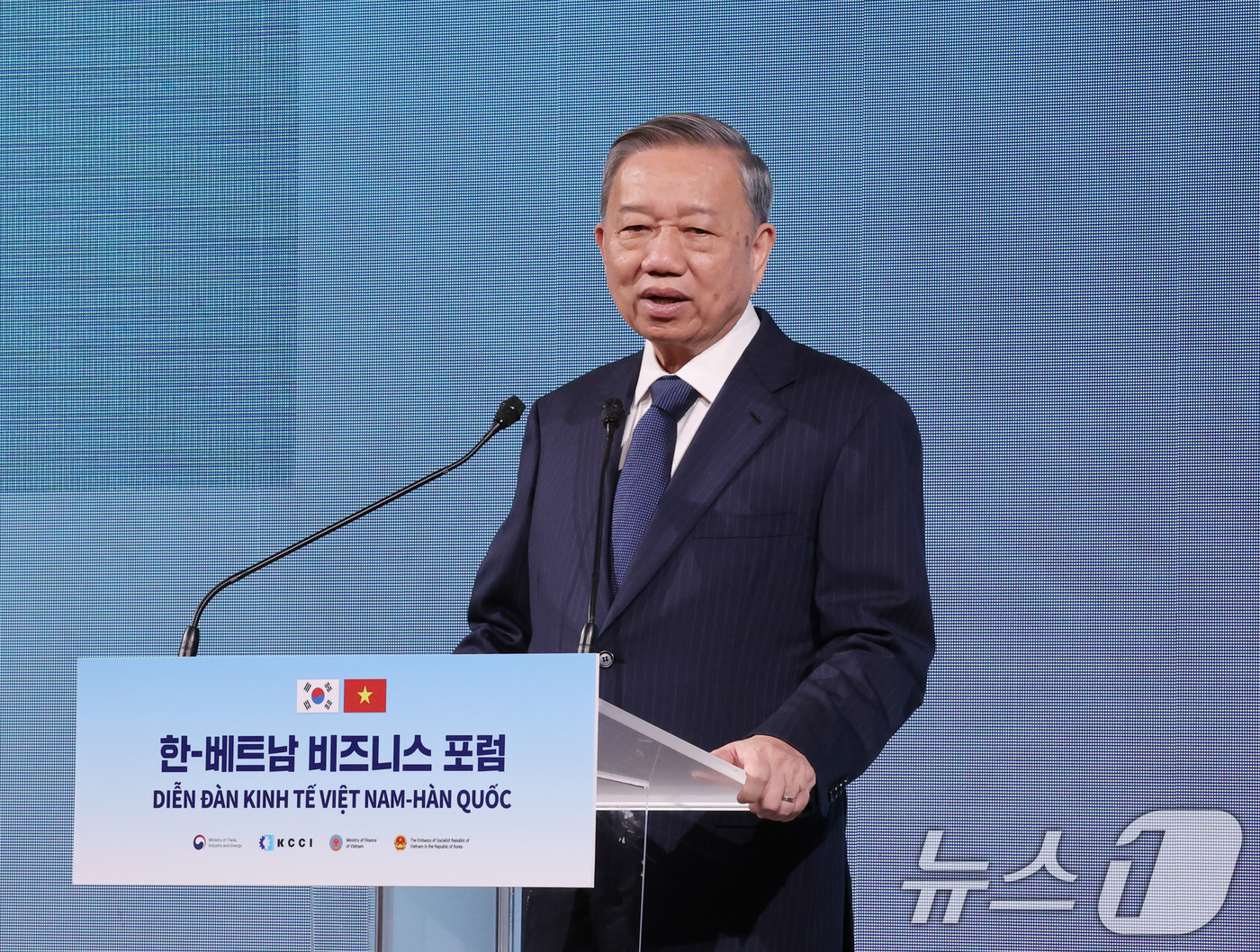 (서울=뉴스1) 청사사진기자단 = 또 럼 베트남 공산당 서기장이 12일 오전 서울 중구 롯데호텔서울에서 열린 한-베트남 비즈니스 포럼에서 기조연설을 하고 있다. 2025.8.12/ …