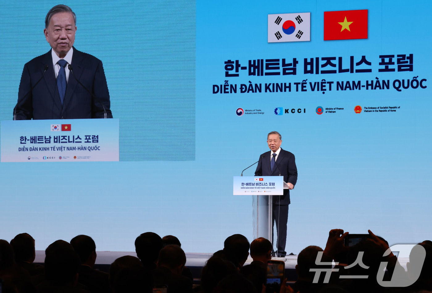 (서울=뉴스1) 청사사진기자단 = 또 럼 베트남 공산당 서기장이 12일 오전 서울 중구 롯데호텔서울에서 열린 한-베트남 비즈니스 포럼에서 기조연설을 하고 있다. 2025.8.12/ …