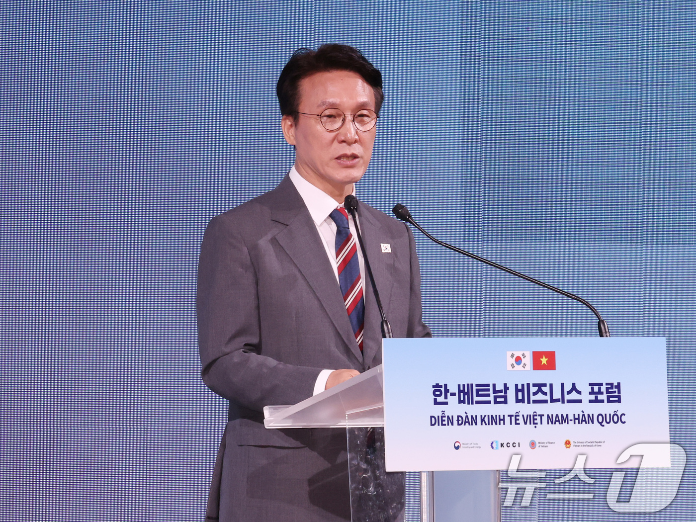 (서울=뉴스1) 임세영 기자 = 김민석 국무총리가 12일 오전 서울 중구 롯데호텔서울에서 열린 한-베트남 비즈니스 포럼에서 기조연설을 하고 있다. 2025.8.12/뉴스1
