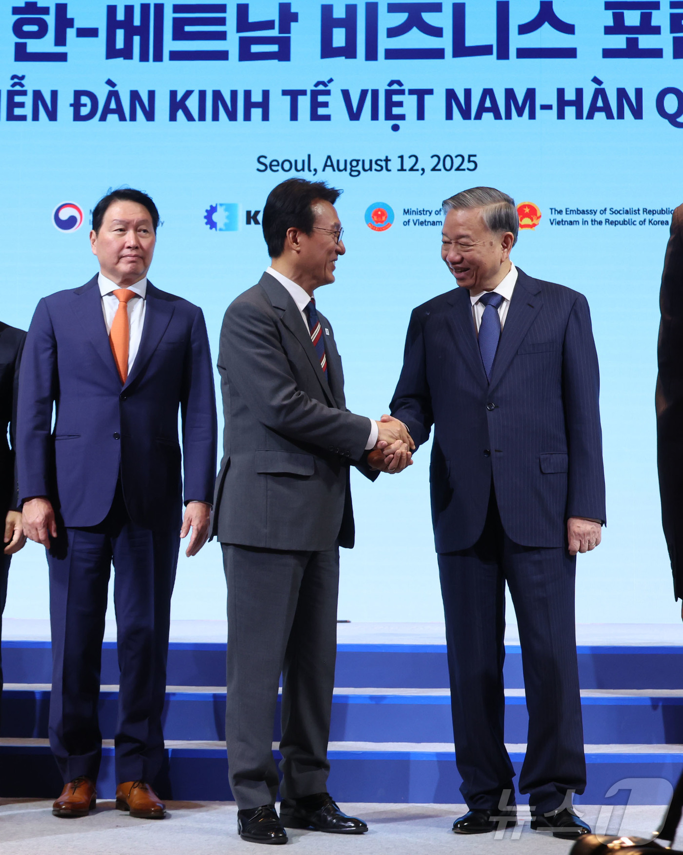 (서울=뉴스1) 청사사진기자단 = 김민석 국무총리와 또 럼 베트남 당 서기장이 12일 서울 중구 롯데호텔에서 열린 한-베트남 비즈니스 포럼을 마치며 악수를 하고 있다. 2025.8 …