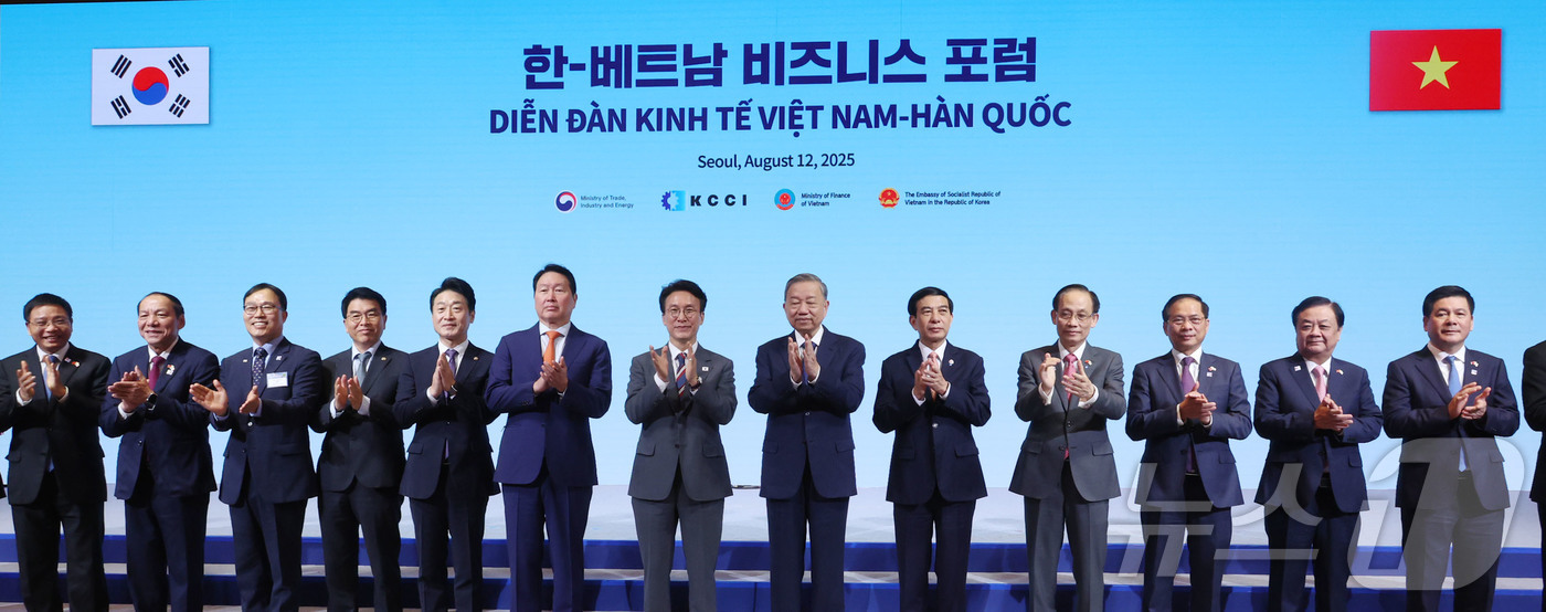 (서울=뉴스1) 청사사진기자단 = 12일 서울 중구 롯데호텔에서 열린 한-베트남 비즈니스 포럼에서 김민석 국무총리, 또 럼 베트남 당 서기장, 최태원 대한상의 회장등 참석자들이 기 …