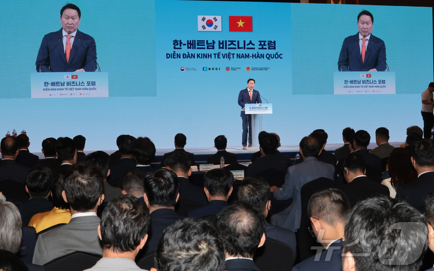 (서울=뉴스1) 청사사진기자단 = 최태원 대한상공회의소 회장이 12일 서울 중구 롯데호텔에서 열린 한-베트남 비즈니스 포럼에서 개회사를 하고 있다. 2025.8.12/뉴스1