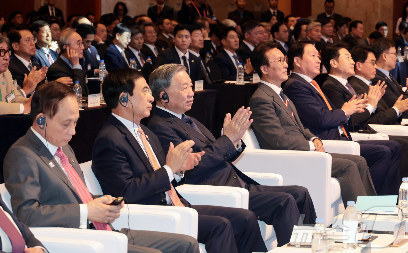 (서울=뉴스1) 청사사진기자단 = 김민석 국무총리가 12일 서울 중구 롯데호텔에서 열린 한-베트남 비즈니스 포럼에 또 럼 공산당 서기장, 최태원 대한상공회의소 회장과 함께 참석해 …