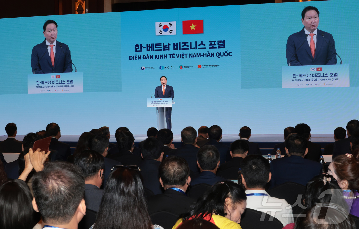 (서울=뉴스1) 청사사진기자단 = 최태원 대한상공회의소 회장이 12일 서울 중구 롯데호텔에서 열린 한-베트남 비즈니스 포럼에서 개회사를 하고 있다. 2025.8.12/뉴스1