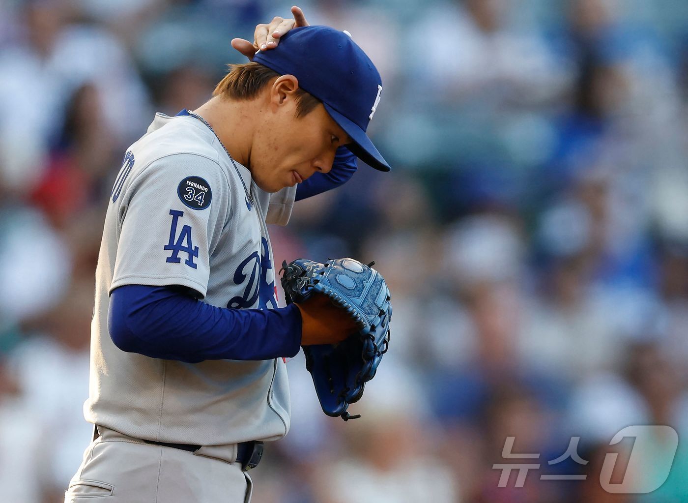 본문 이미지 - LA 다저스 야마모토 요시노부는 12일&#40;한국시간&#41; 열린 2025 메이저리그 LA 에인절스전에 선발 등판해 4⅔이닝 6실점으로 부진했다. ⓒ AFP=뉴스1