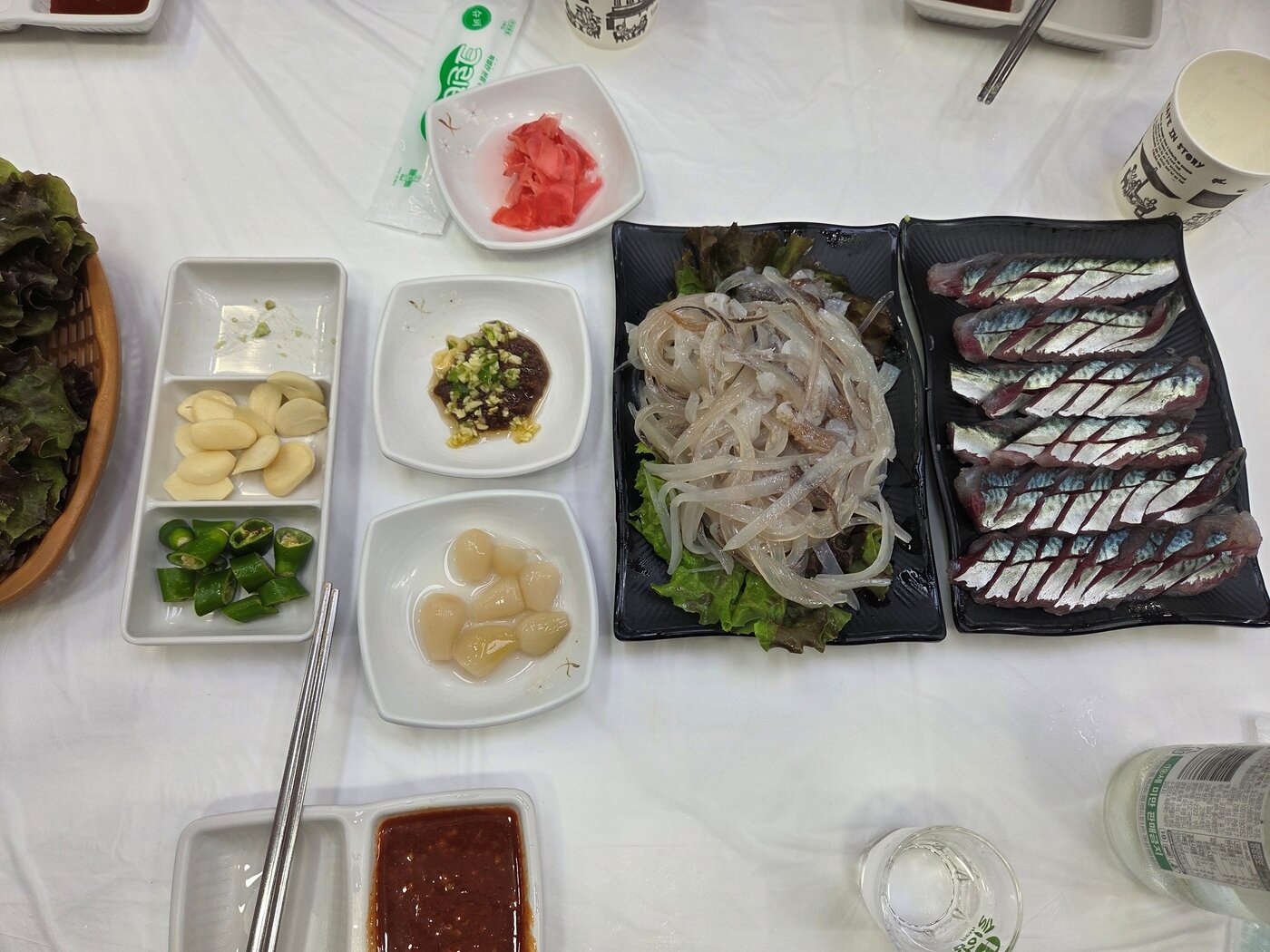 본문 이미지 - 박 씨는 오징어 난전 앞 횟집에서 오징어 두 마리를 2만원에 구매하고, 서비스로 회까지 받았다고 밝혔다.&#40;속초시청 홈페이지 갈무리&#41;