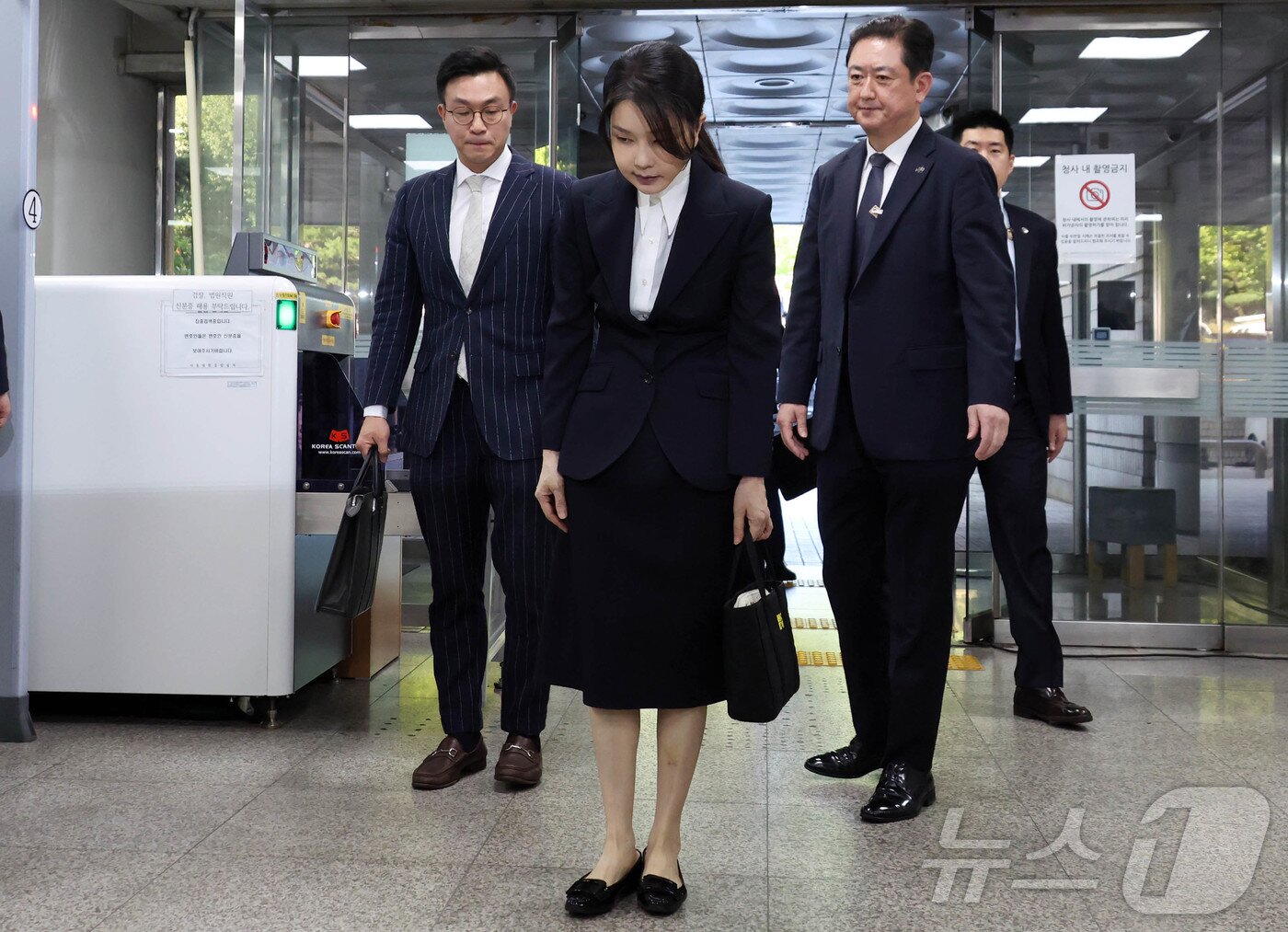 본문 이미지 - 윤석열 전 대통령 부인 김건희 여사가 12일 오전 서울 서초구 서울중앙지법에서 열린 자본시장과 금융투자업에 관한 법률 위반 및 정치자금법 위반 혐의 등의 구속 전 피의자 심문(영장실질심사)에 출석하며 고개숙여 인사를 하고 있다. 2025.8.12/뉴스1 ⓒ News1 사진공동취재단