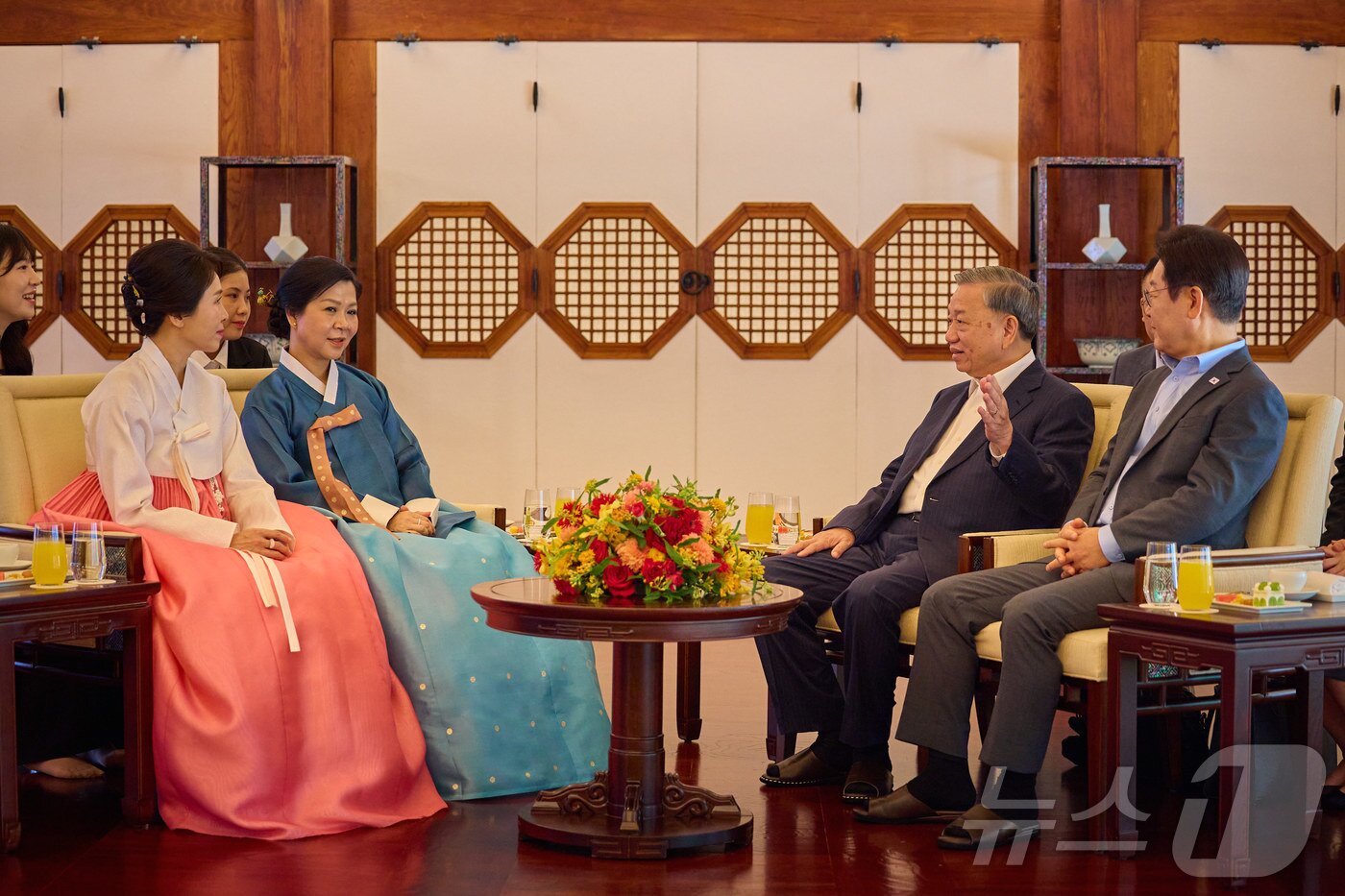 본문 이미지 - 이재명 대통령과 부인 김혜경 여사가 12일 청와대 상춘재에서 국빈 방한한 또 럼 베트남 당서기장, 응오 프엉 리 여사와 차담을 갖고 있다. &#40;대통령실 제공. 재판매 및 DB금지&#41; 2025.8.12/뉴스1 ⓒ News1 이재명 기자